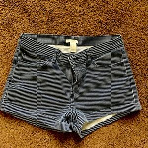 Woman’s striped H&M shorts